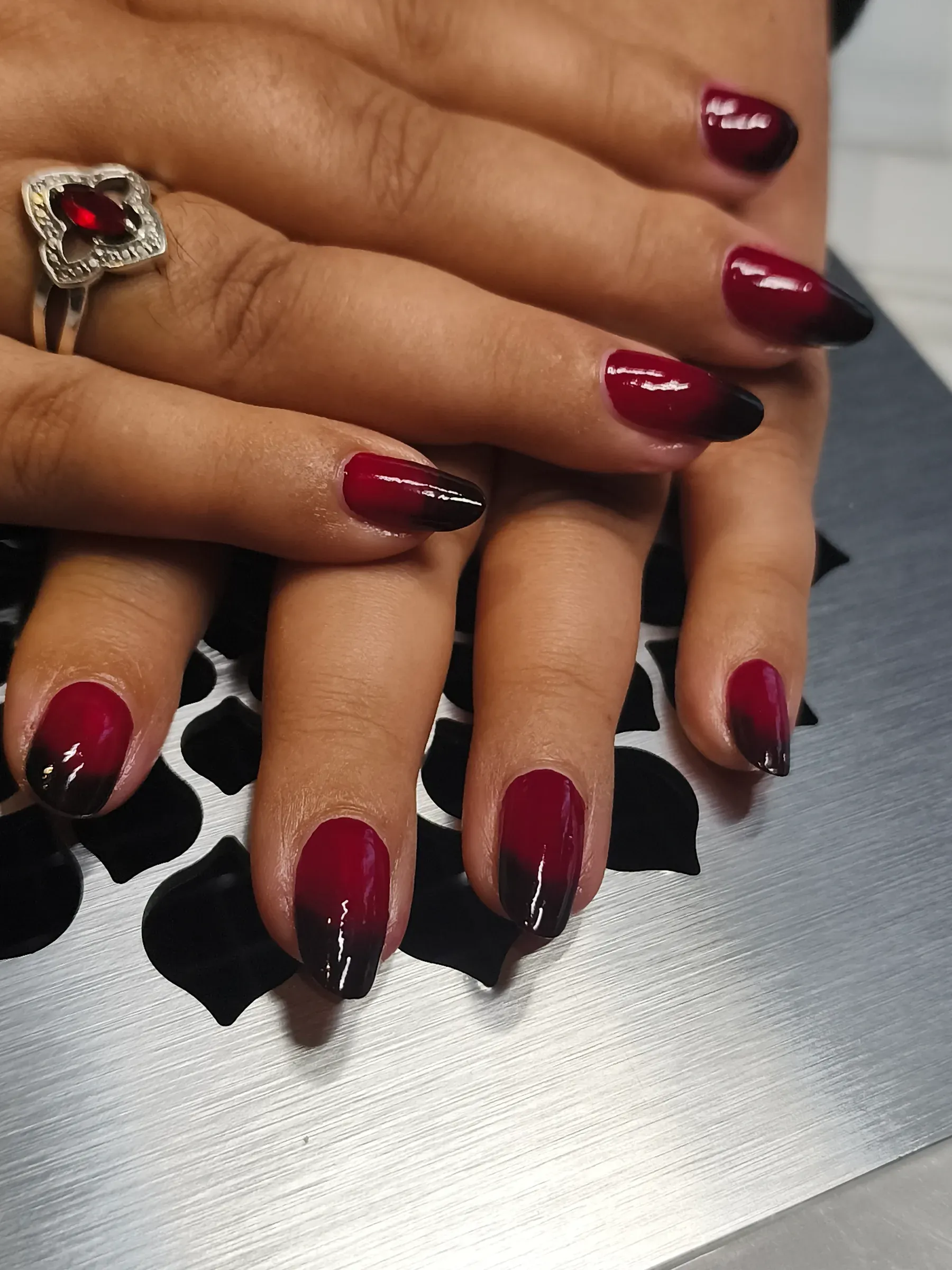 Ongles en amande, dégradé bordeaux vers le noir, posés par Nathalie