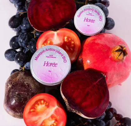Soins Horée entourés de grenades et de raisins