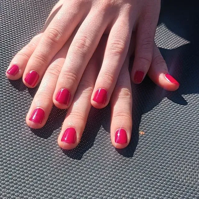 Deux mains aux ongles rouge cerise