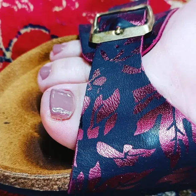 Ongles de pieds vernis lilas