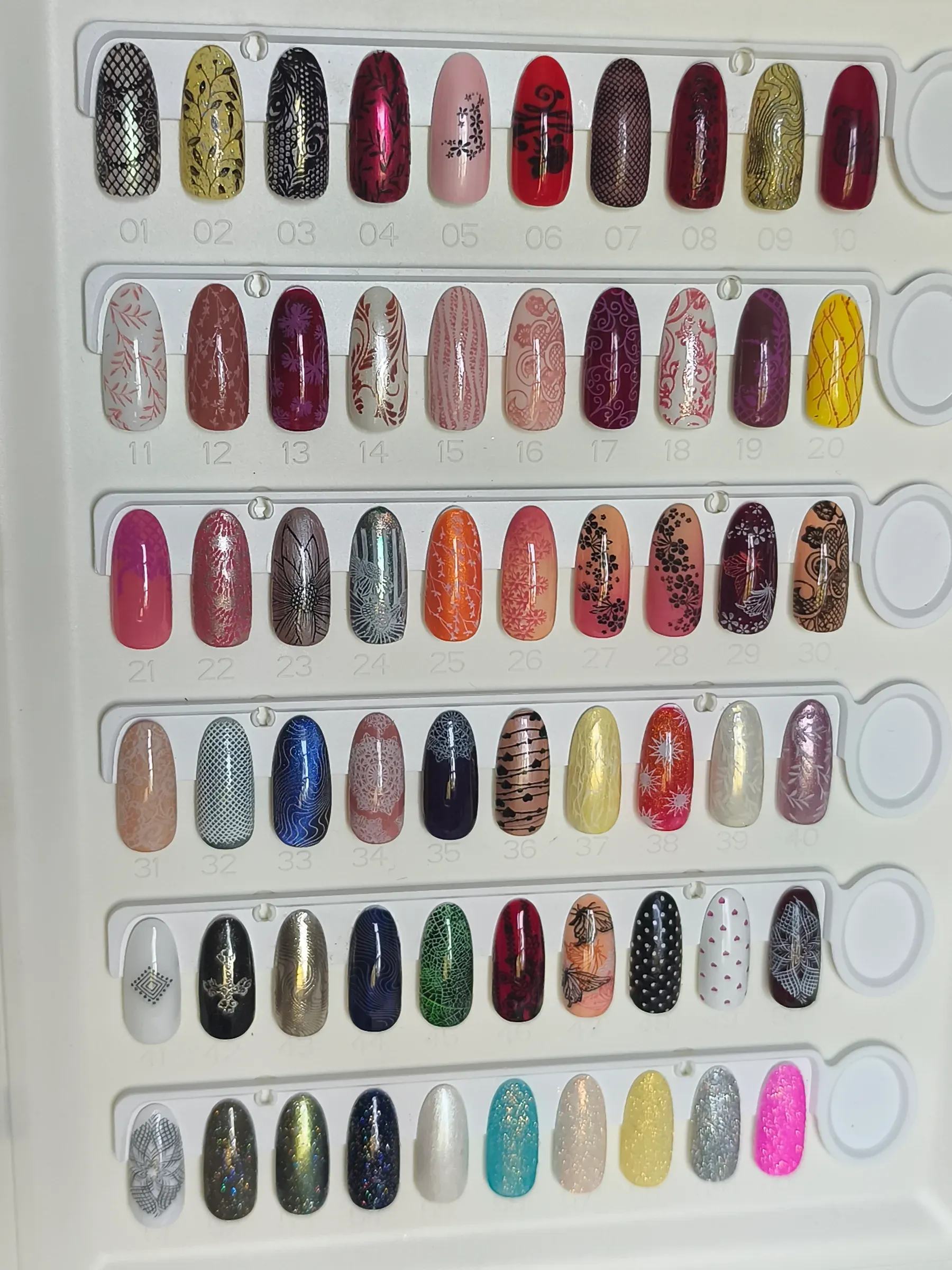 Nuancier des vernis de Nathalie, une soixantaine de teintes