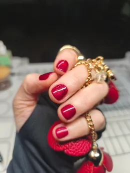 Vernis framboise posé par Nathalie chez une cliente