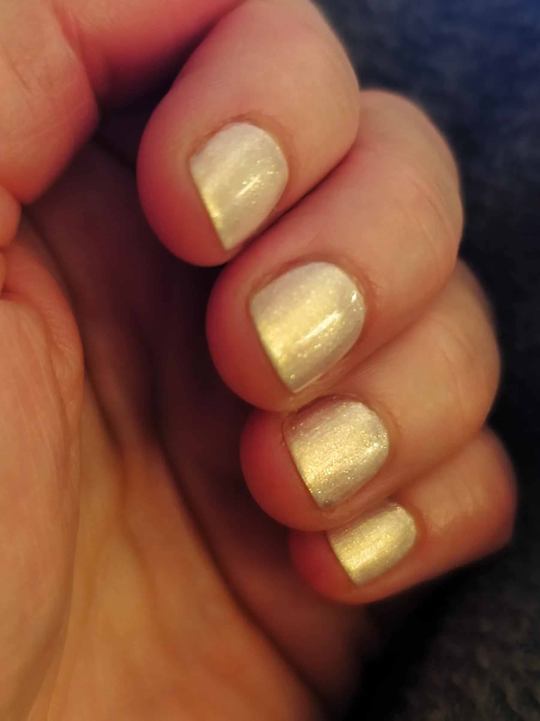 Vernis nacré doré posé par Nathalie