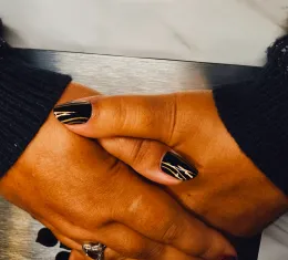 Vernis noir à motifs dorés posé par Nathalie