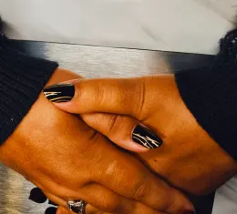 Vernis noir à motifs dorés posé par Nathalie