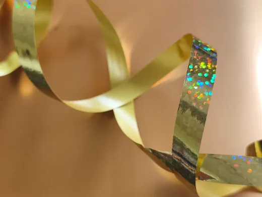 Ruban doré de paquet cadeau