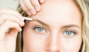 Épilation des sourcils à la pince, regard clair